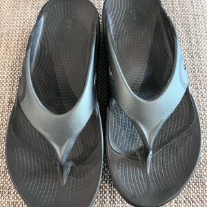 OOFOS Men's Charcoal Flip-Flops